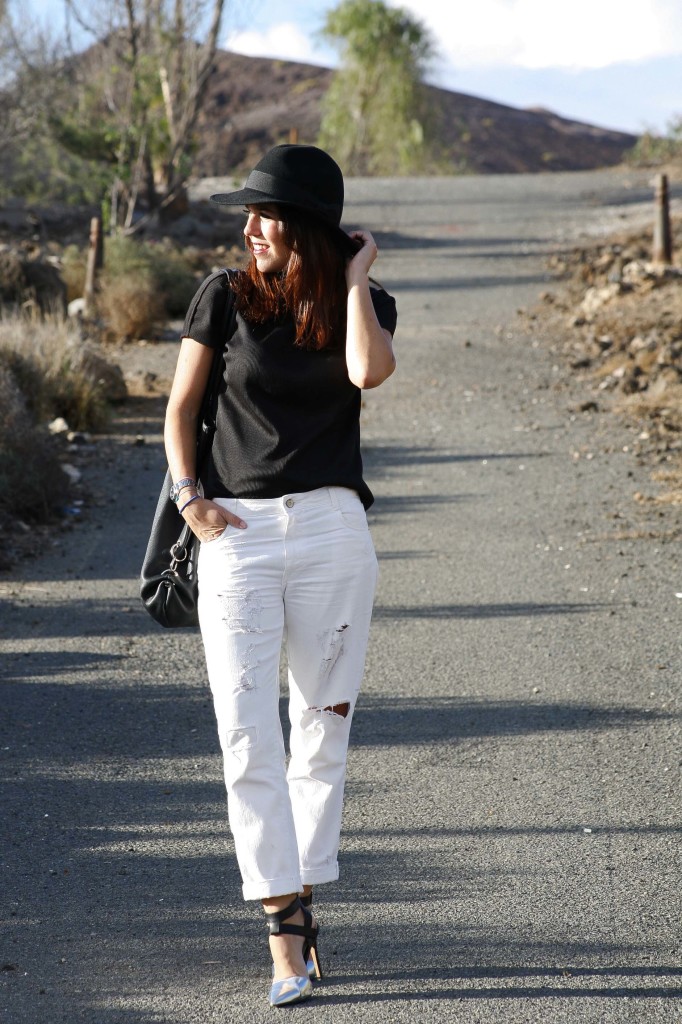 Marta Ibrahim - White ripped jeans with black