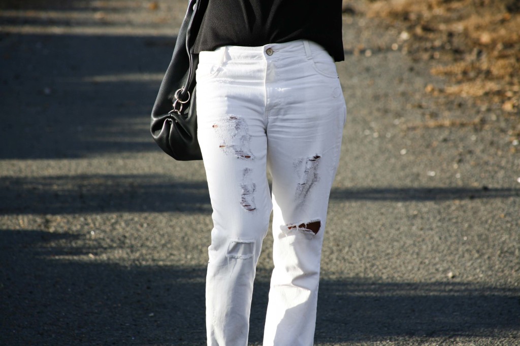 Marta Ibrahim - White ripped jeans with black