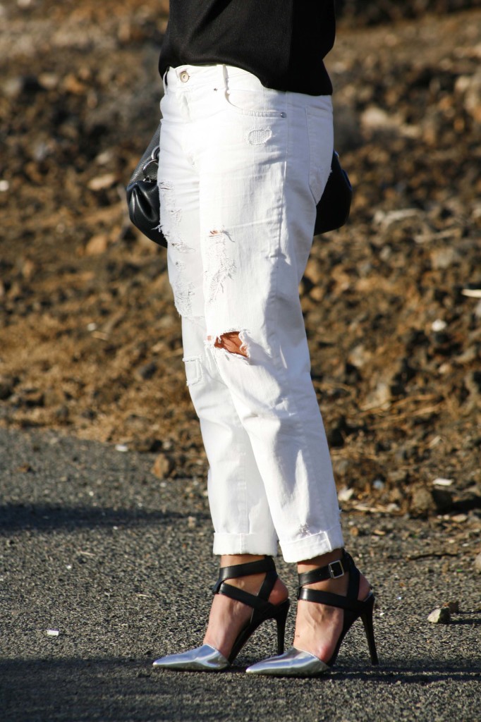 Marta Ibrahim - White ripped jeans with black