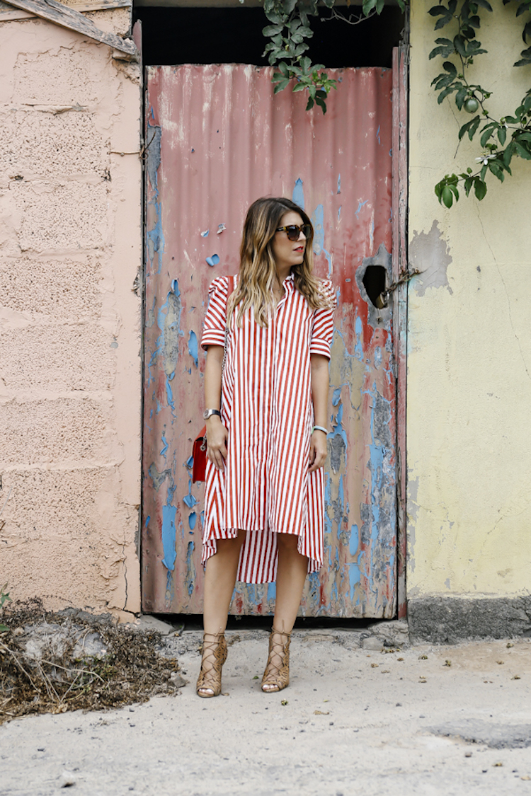 Vestido de rayas rojas y blancas de Zara Ibrahim