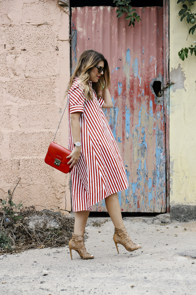 Vestido de rayas rojas y blancas de Zara Ibrahim